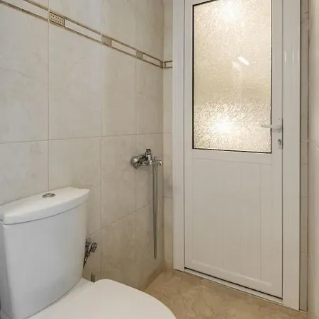 Exclusive Garden Apartment *