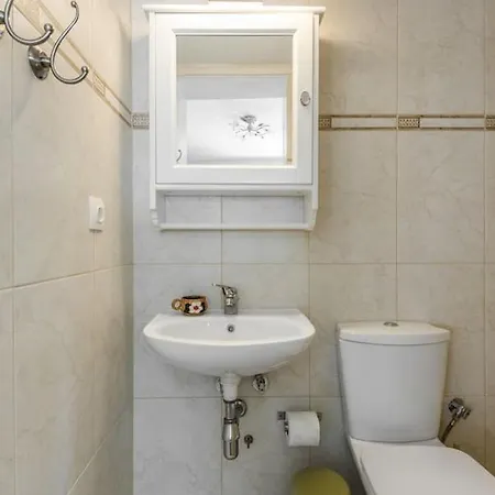 Exclusive Garden Apartment *